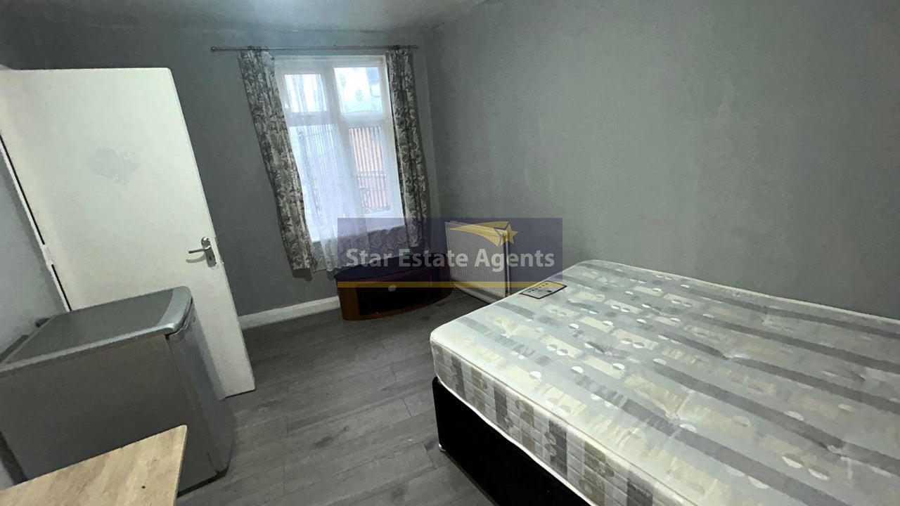 Flat Oldfield Lane South in Greater London