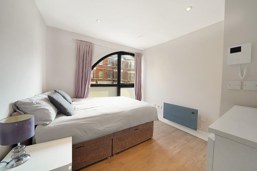 Flat Lithos Road in Greater London