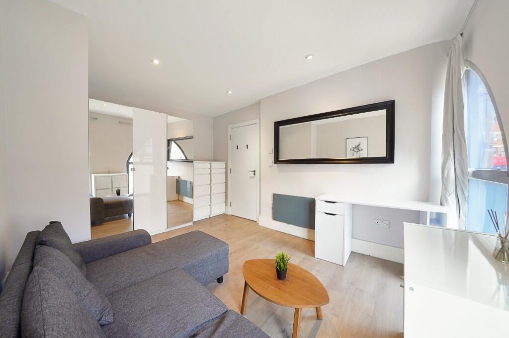 Flat Lithos Road in Greater London