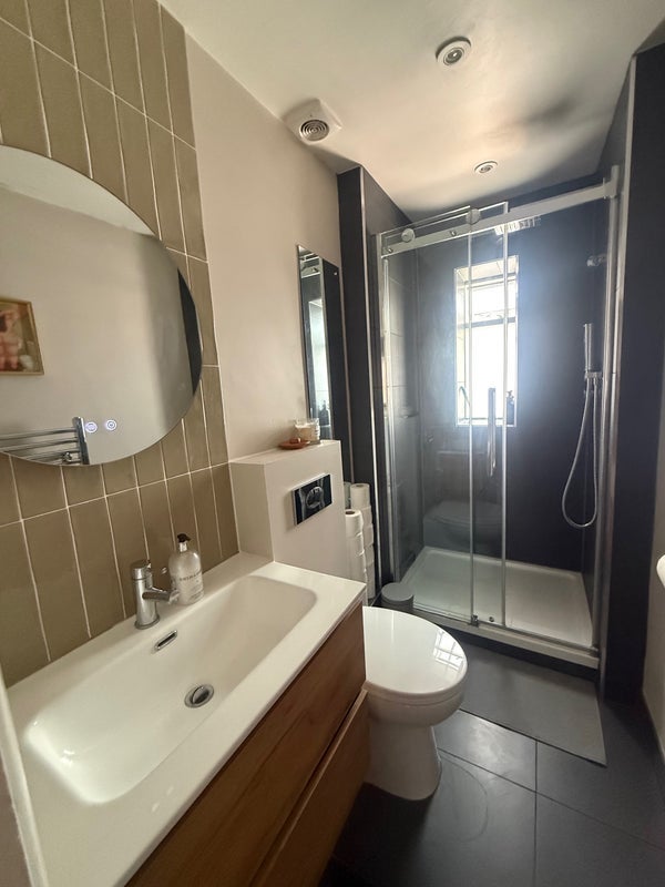 Room Cleveland Street in Greater London