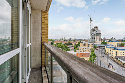 Flat Westferry Circus in Greater London