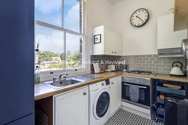Flat Melbourne Court in Greater London