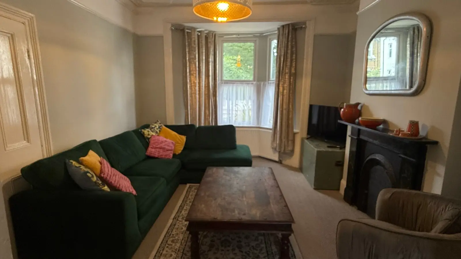 Flat Gowrie Road in Greater London