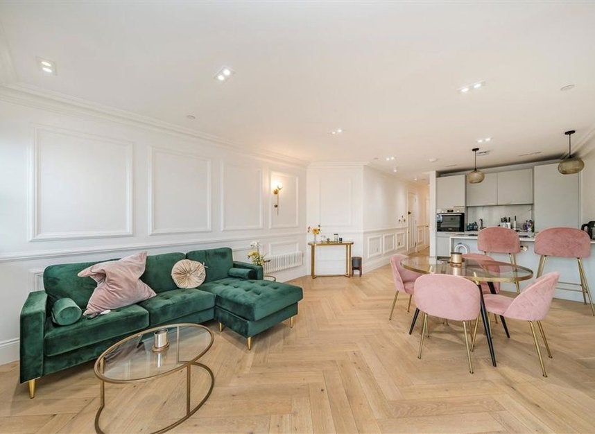 Flat Grange Road in Greater London