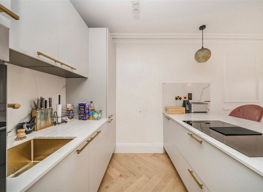 Flat Grange Road in Greater London