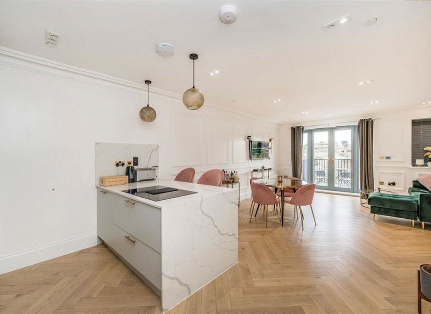 Flat Grange Road in Greater London