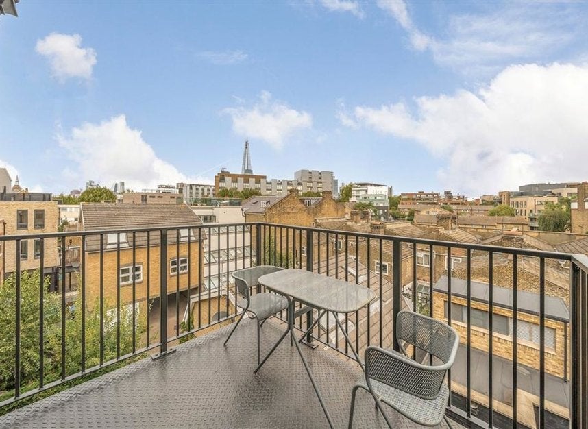 Flat Grange Road in Greater London
