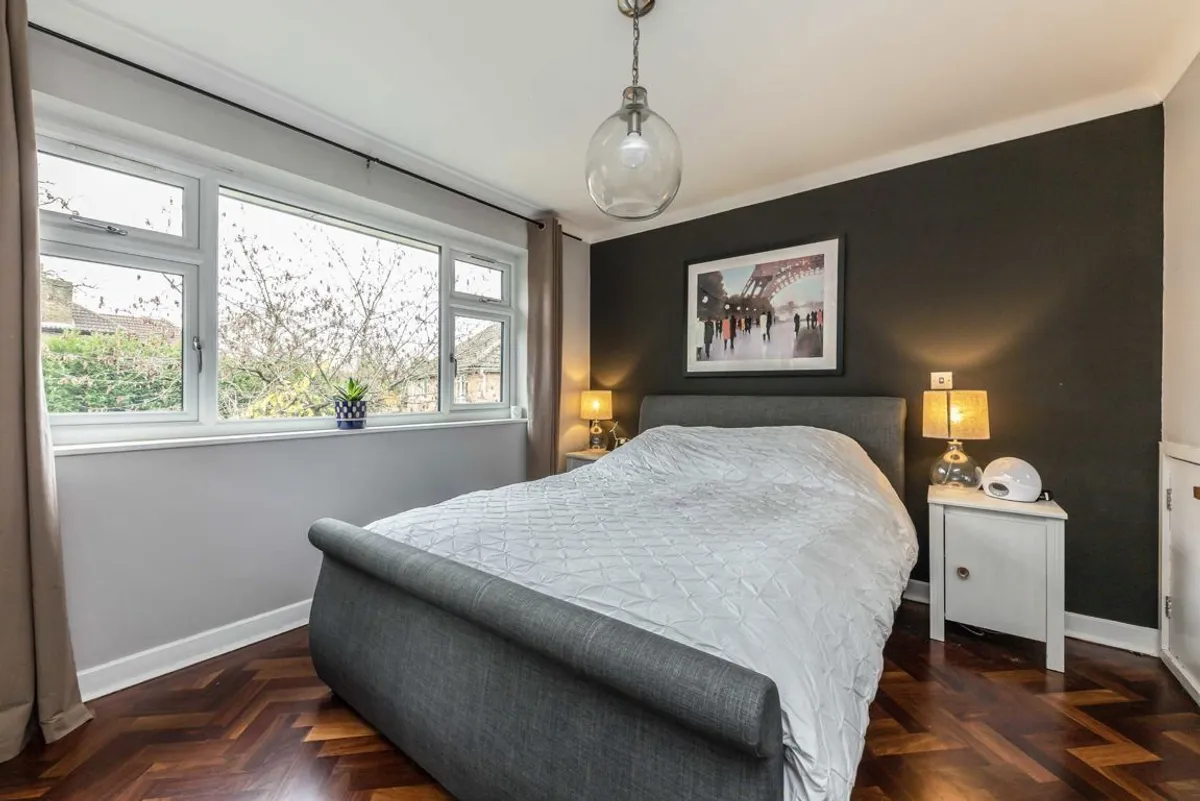 Flat Shaef Way in Greater London