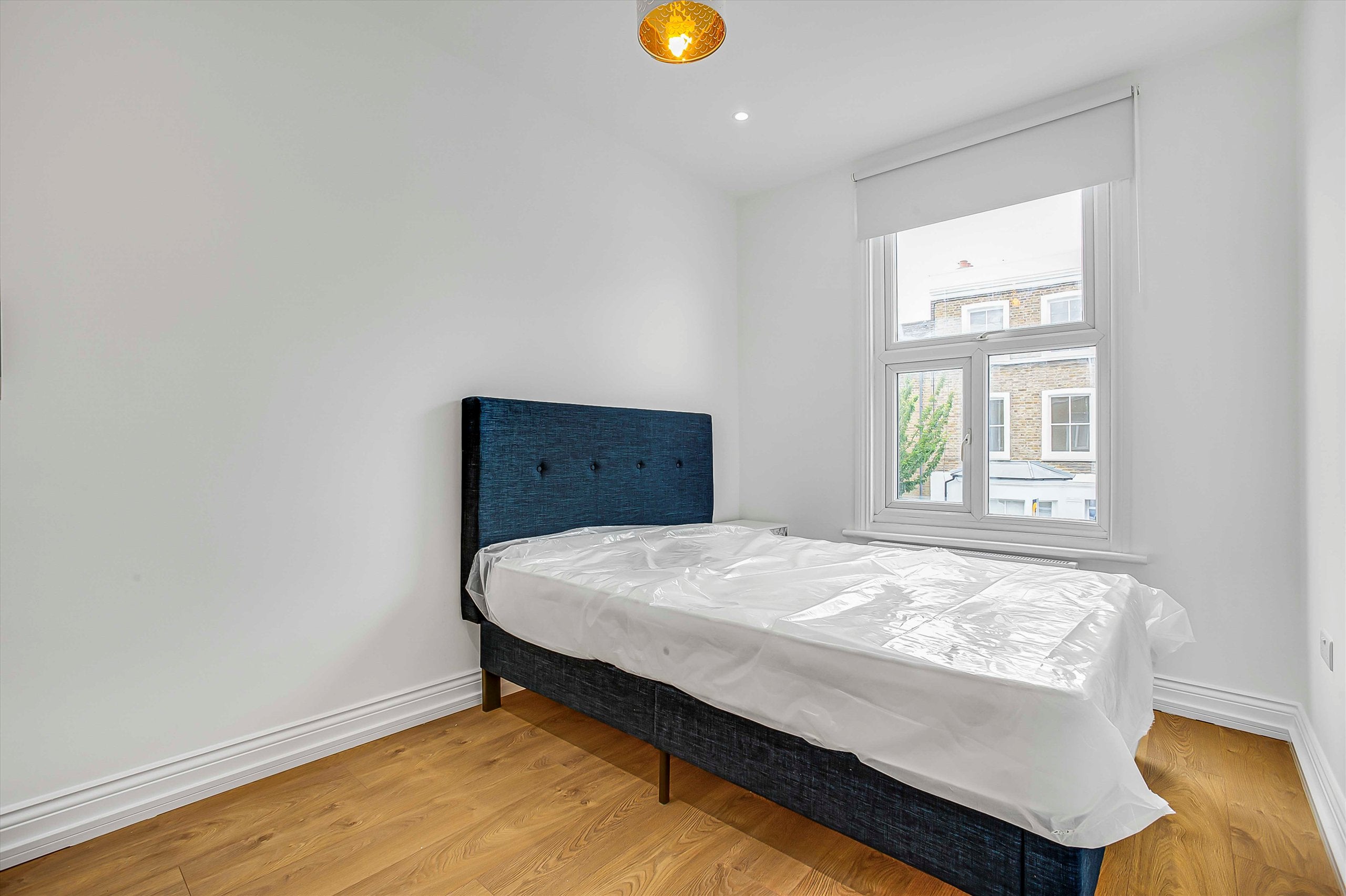 Flat Brackenbury Road in Greater London