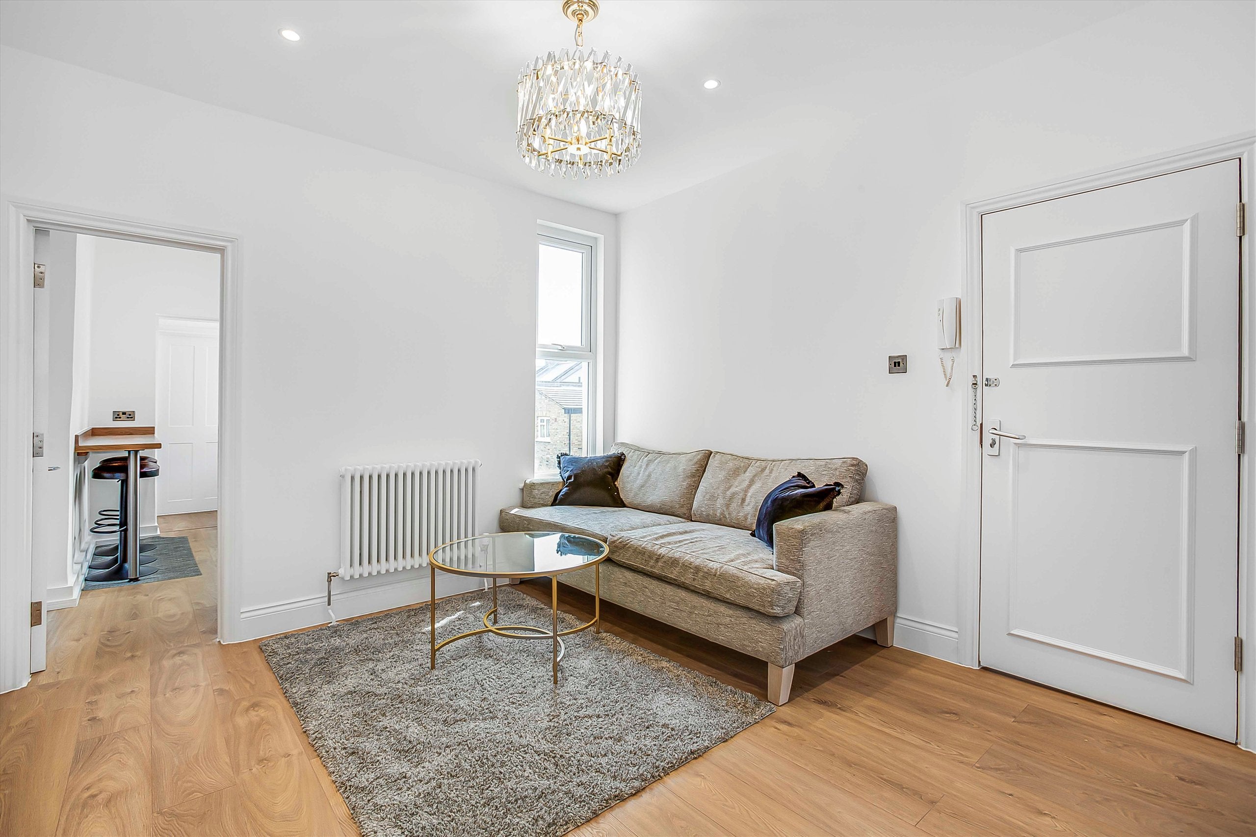 Flat Brackenbury Road in Greater London