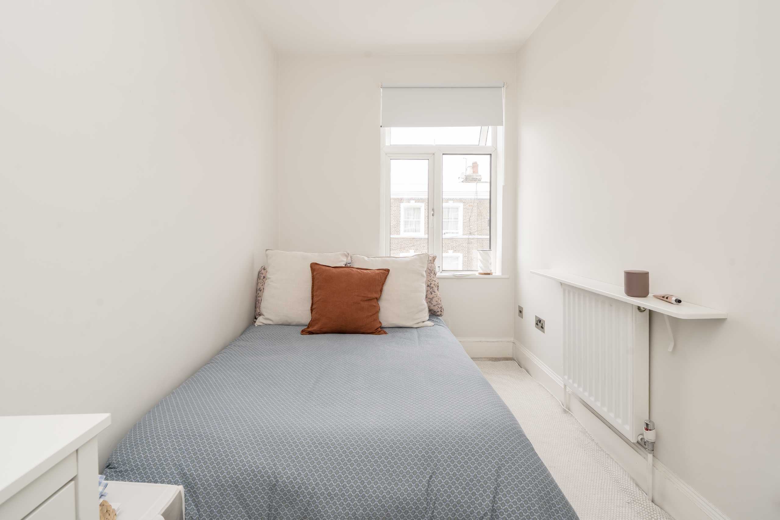 Flat Brackenbury Road in Greater London