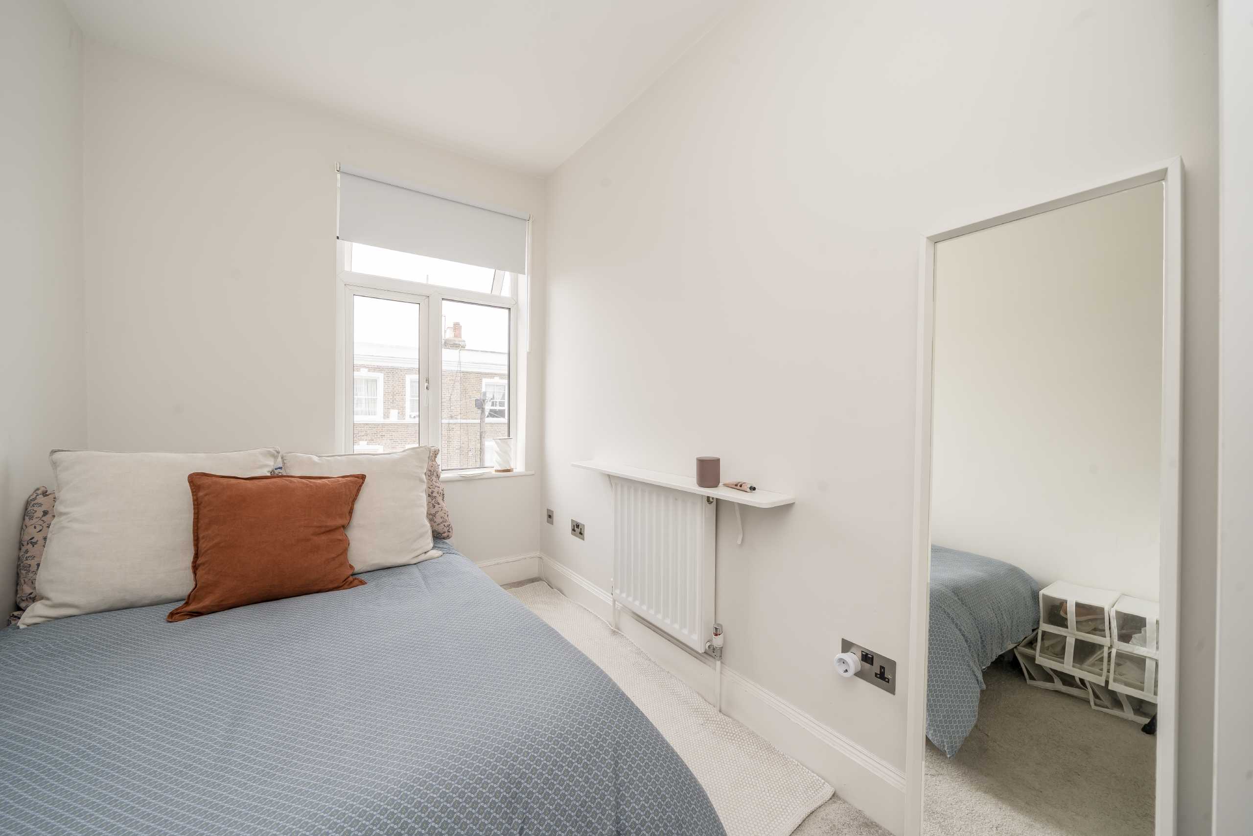 Flat Brackenbury Road in Greater London