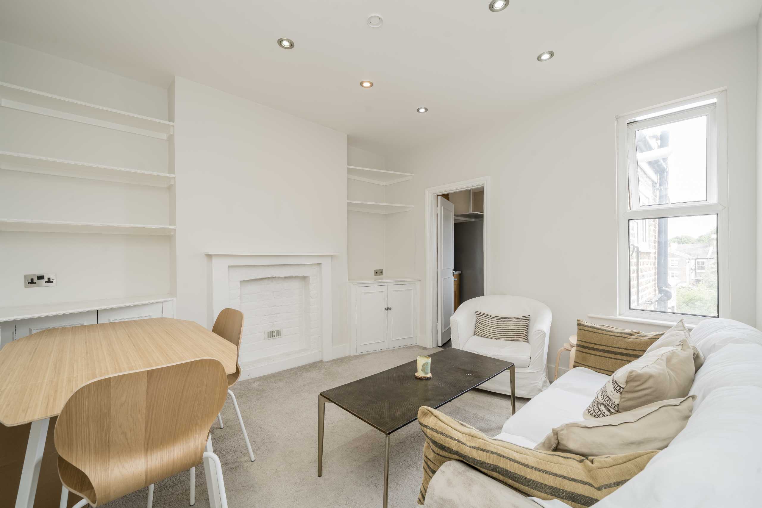 Flat Brackenbury Road in Greater London
