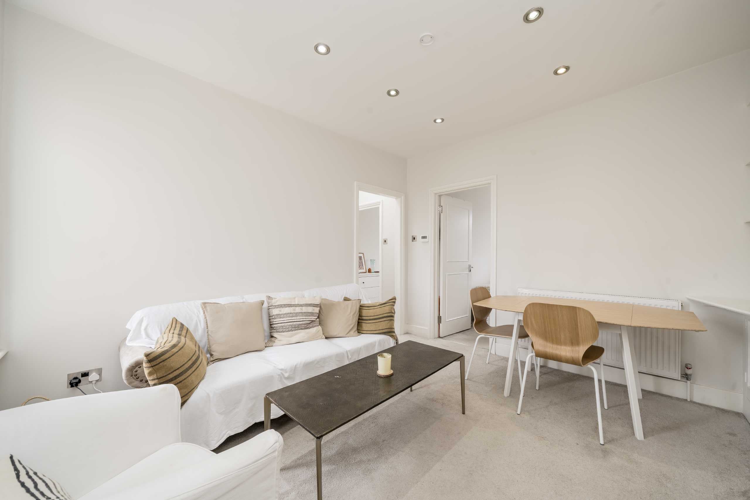 Flat Brackenbury Road in Greater London