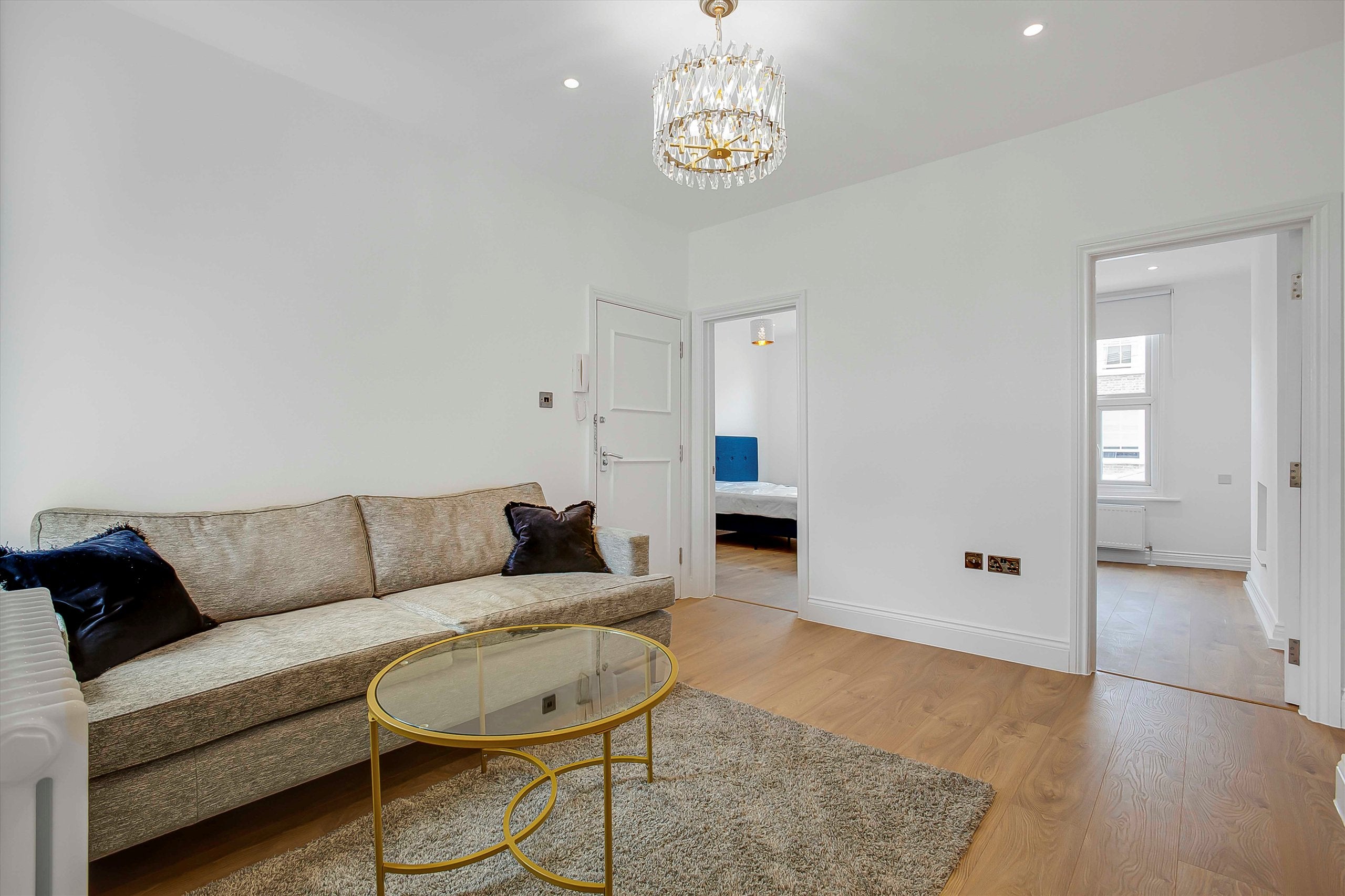 Flat Brackenbury Road in Greater London