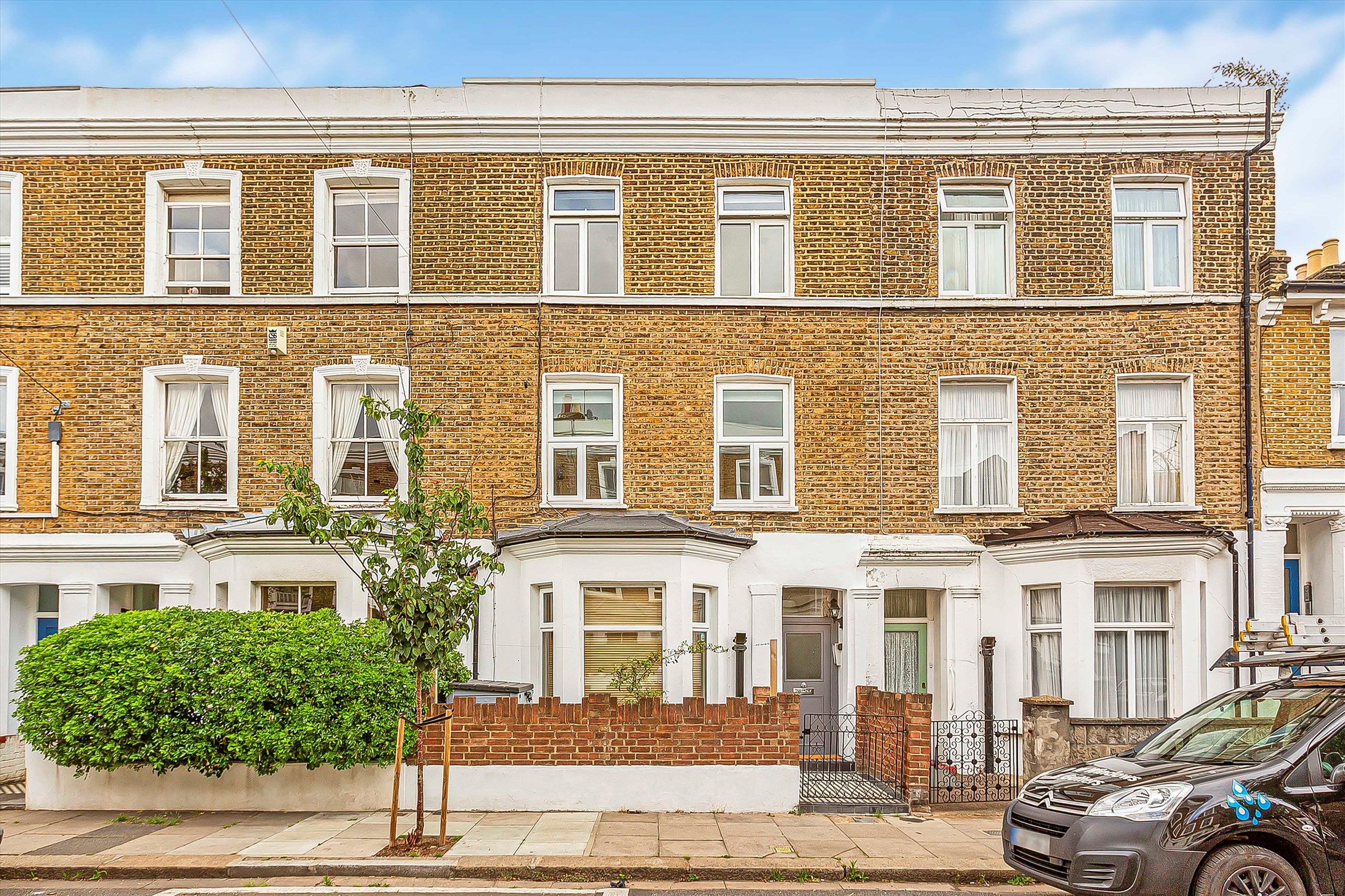 Flat Brackenbury Road in Greater London
