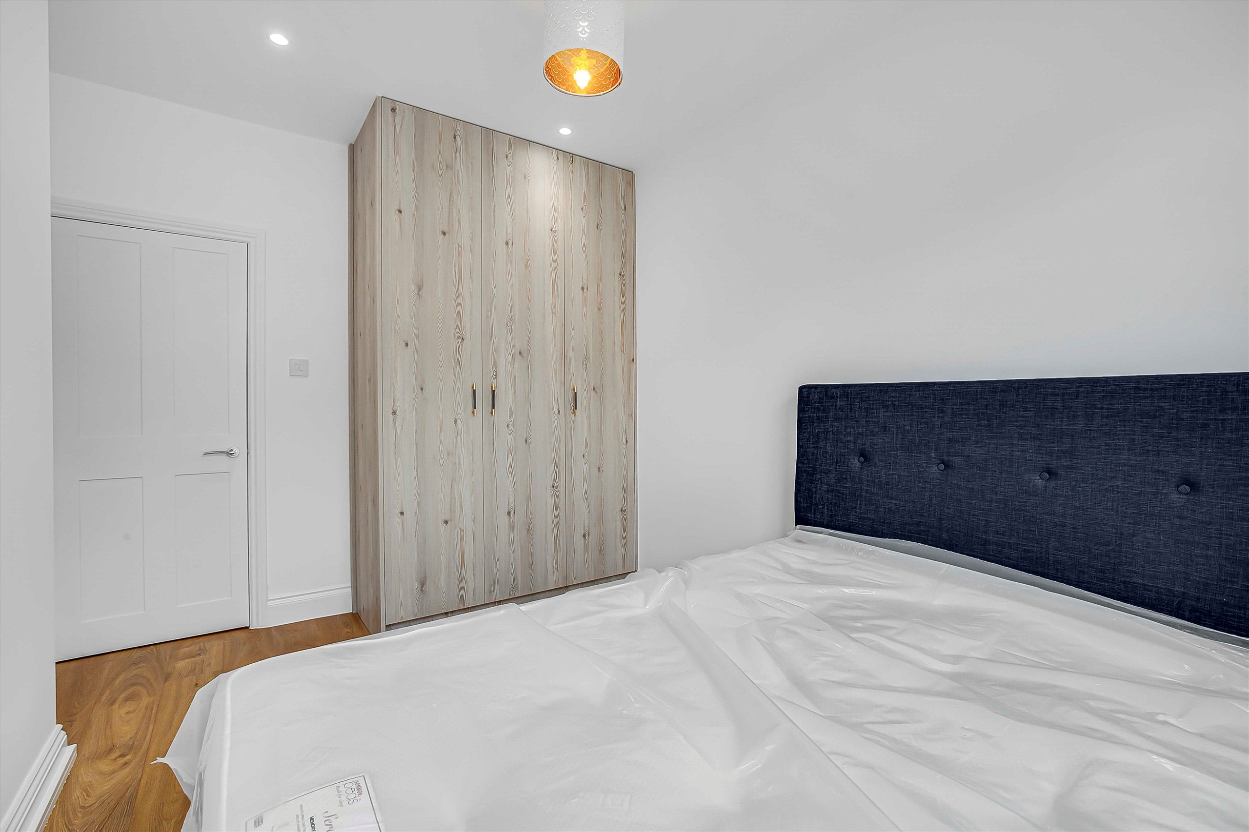 Flat Brackenbury Road in Greater London