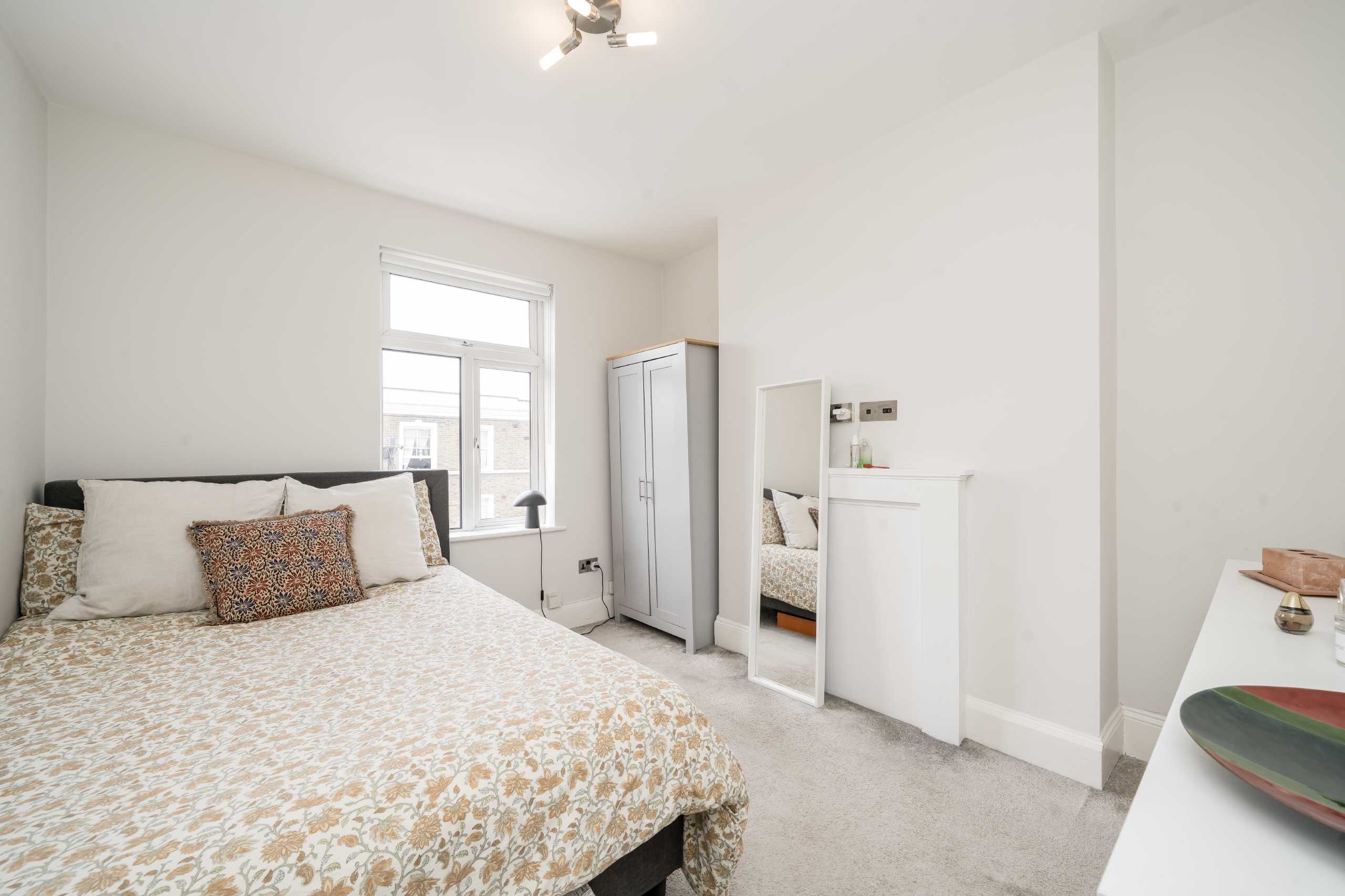 Flat Brackenbury Road in Greater London