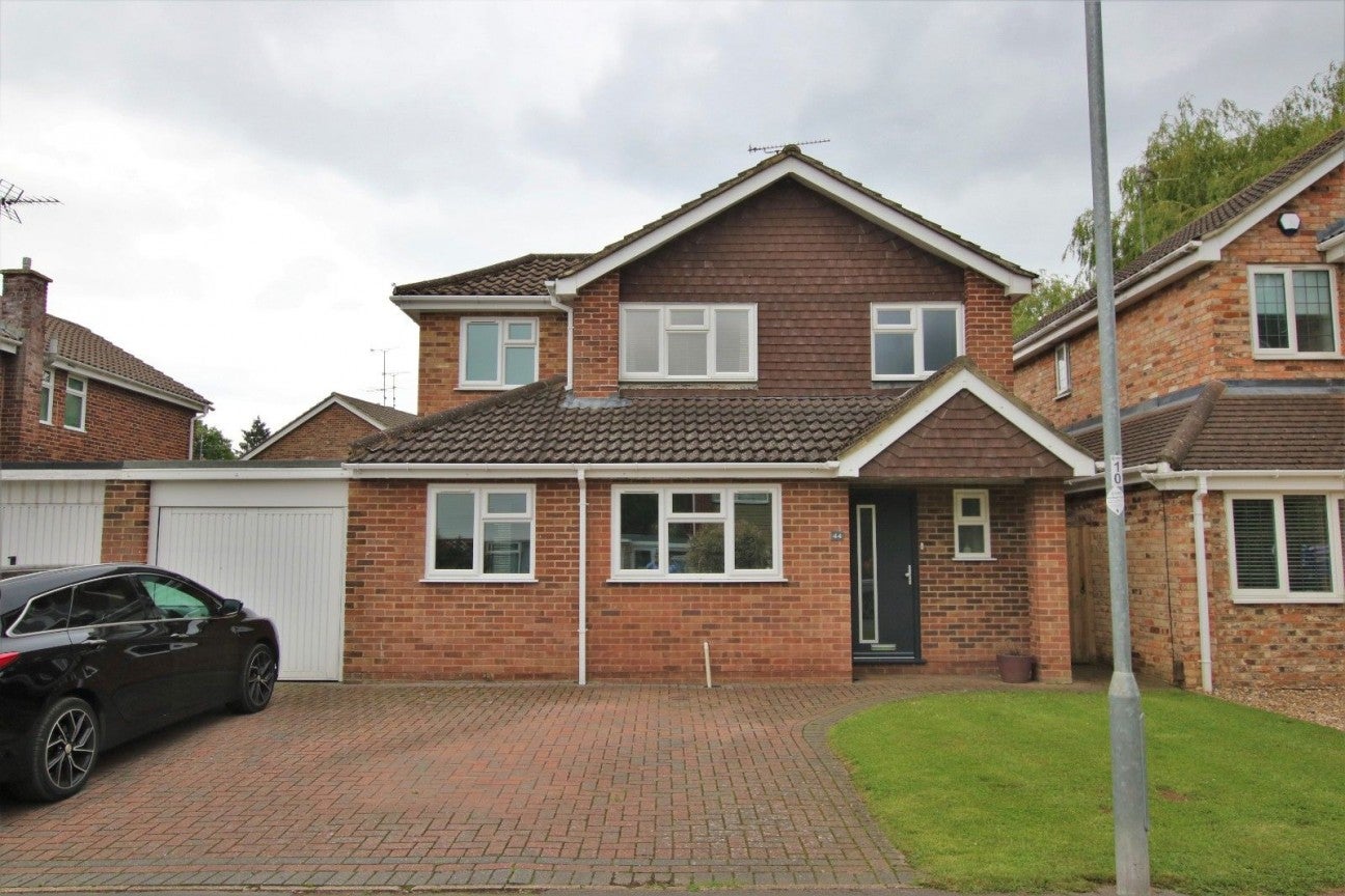 House Meadow Road in Wokingham