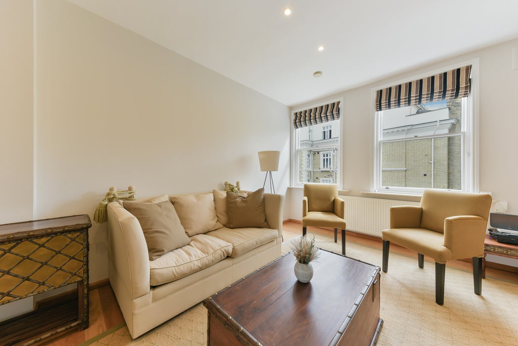 Flat Courtfield Gardens in Greater London