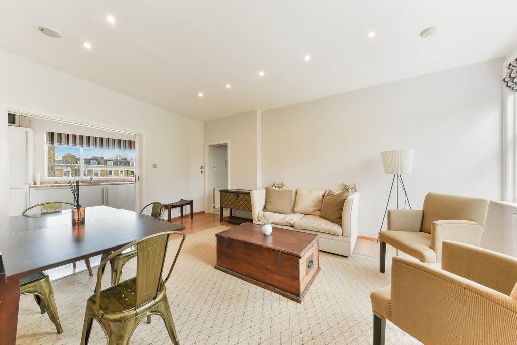 Flat Courtfield Gardens in Greater London