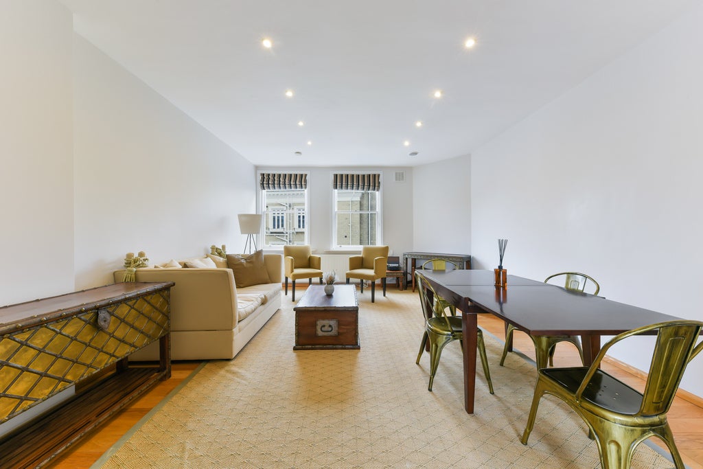 Flat Courtfield Gardens in Greater London
