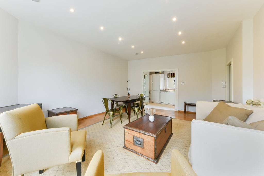 Flat Courtfield Gardens in Greater London