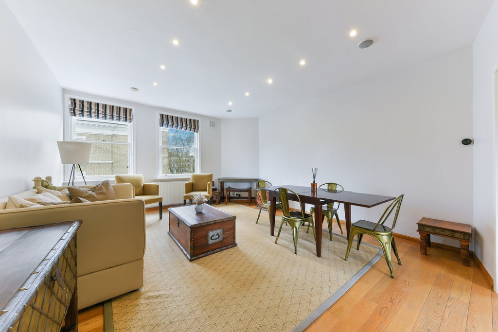 Flat Courtfield Gardens in Greater London