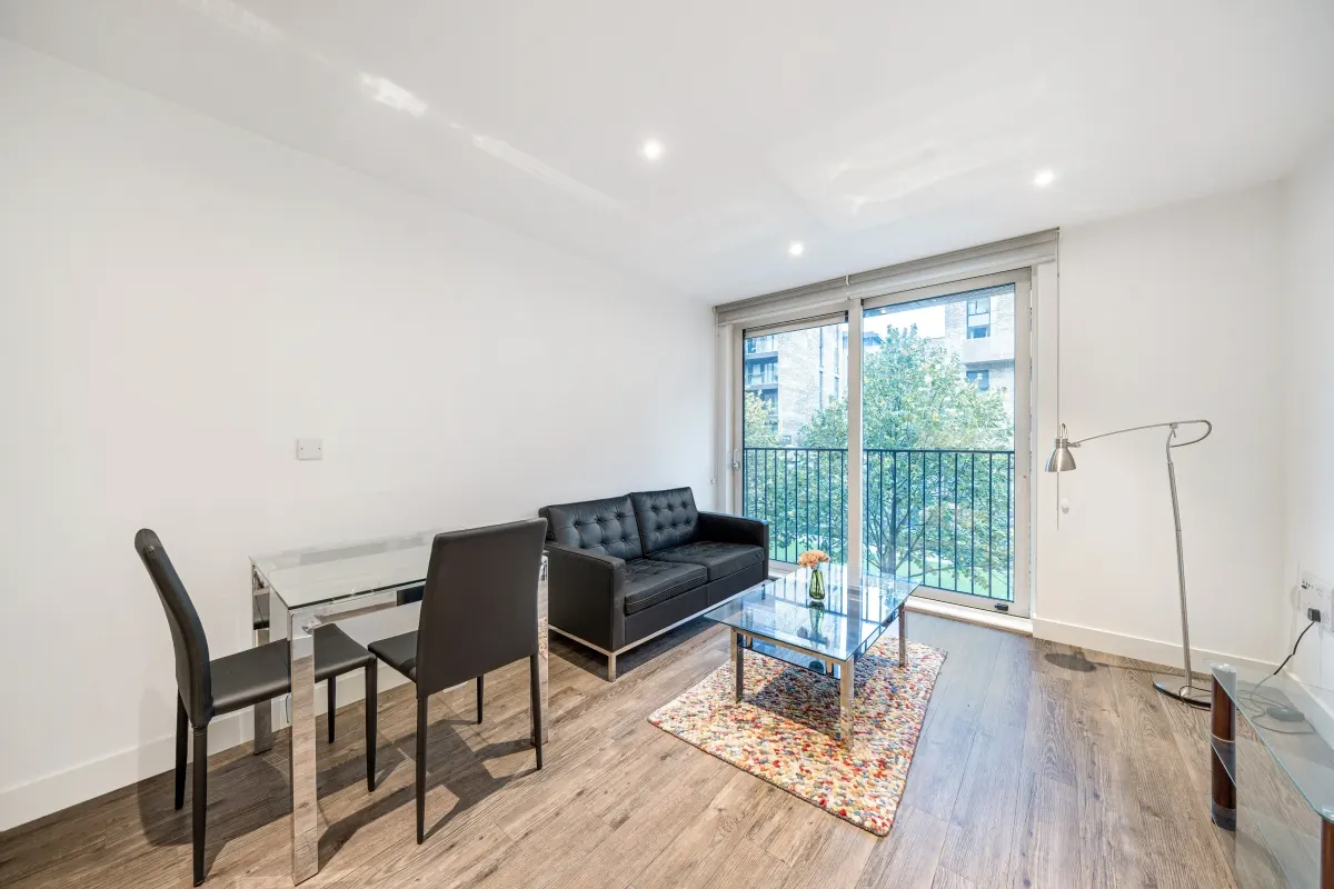 Flat Lady Dock Walk in Greater London