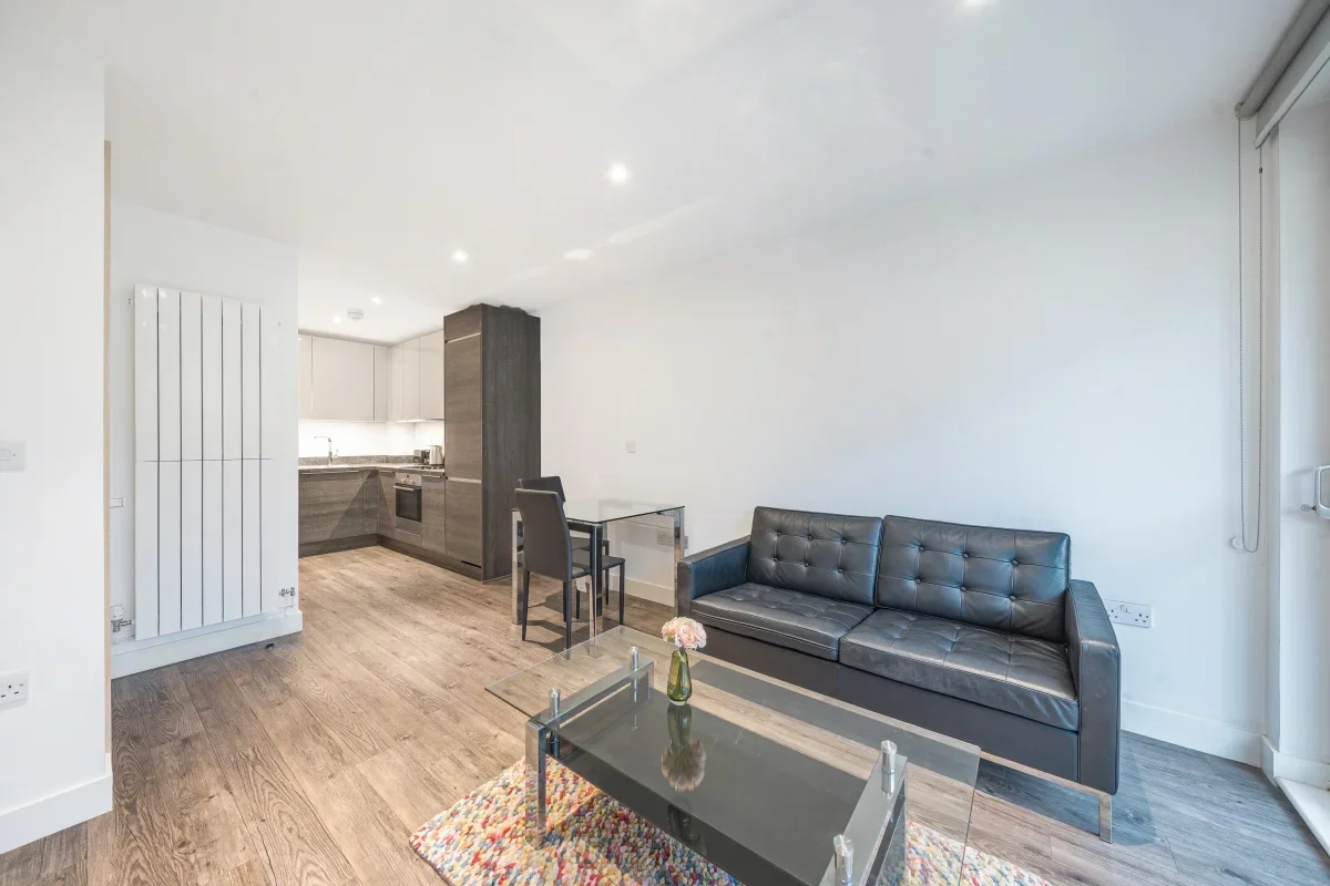 Flat Lady Dock Walk in Greater London