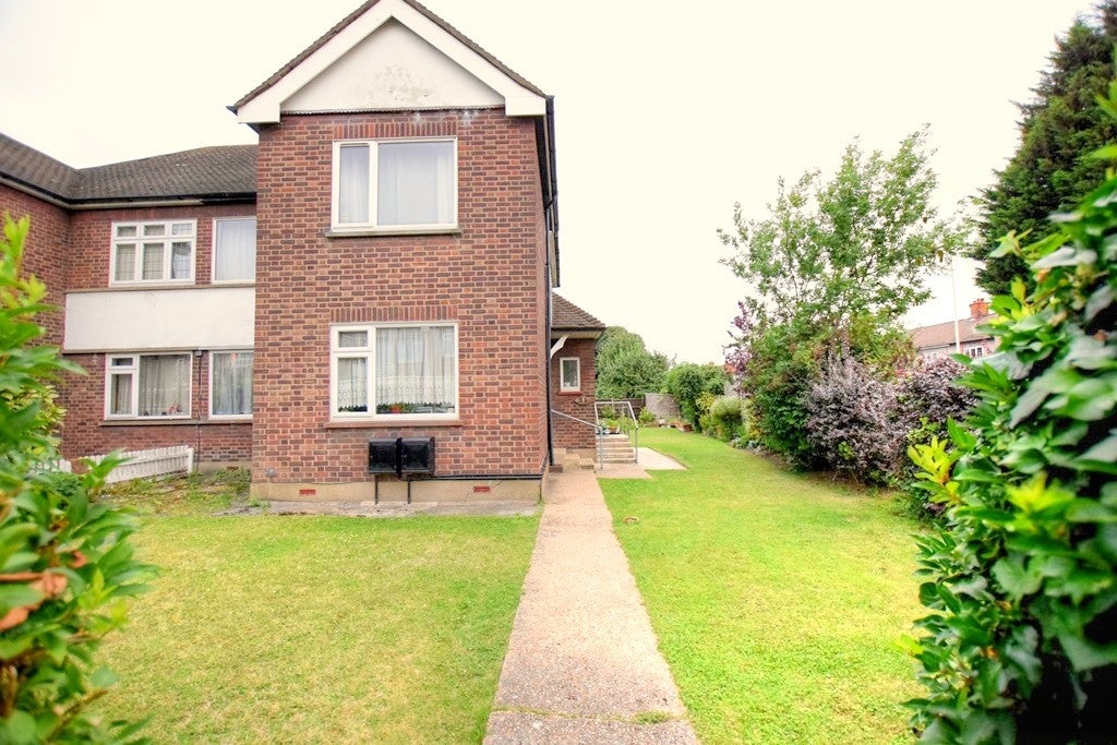 Flat Ashton Gardens in Greater London