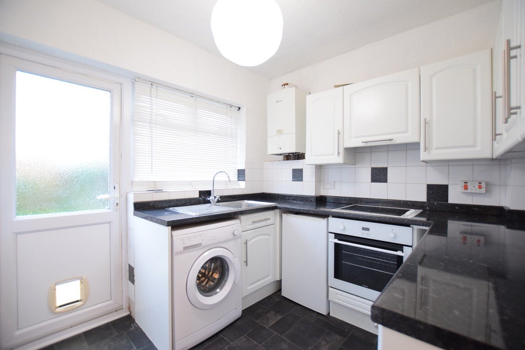 Flat Ashton Gardens in Greater London