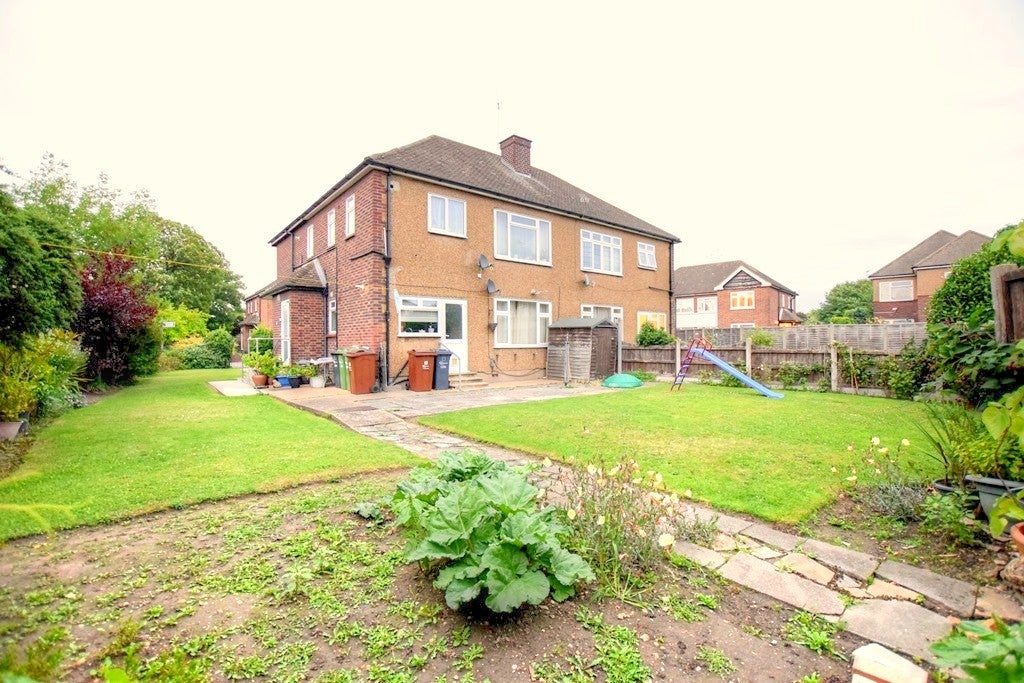 Flat Ashton Gardens in Greater London