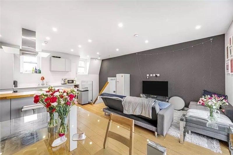 Room Lillie Road in Greater London