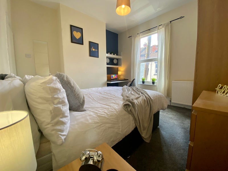 Room Gerard Avenue in Coventry