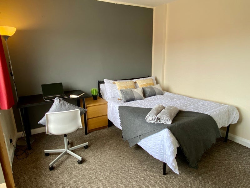 Room Gerard Avenue in Coventry