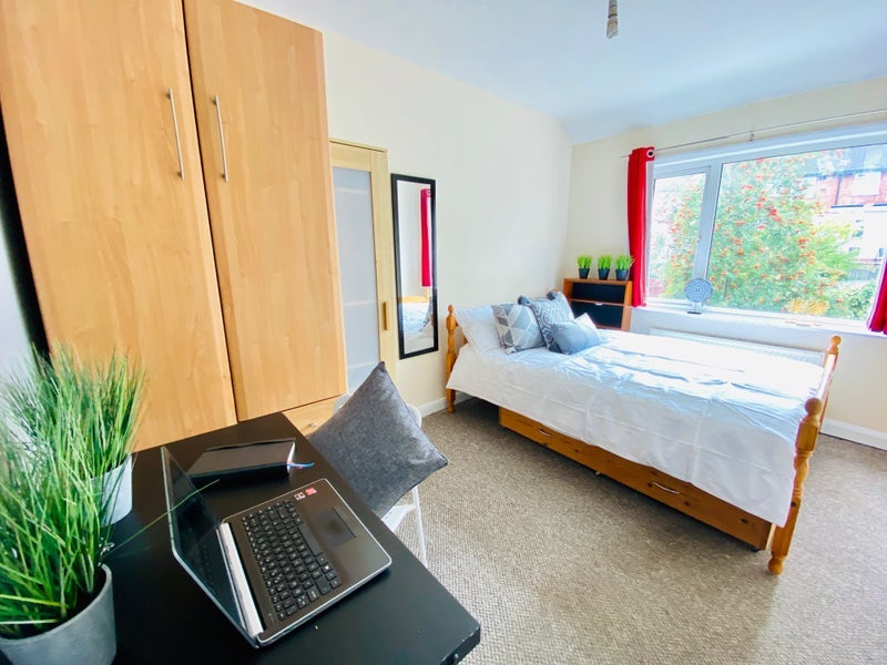 Room Gerard Avenue in Coventry