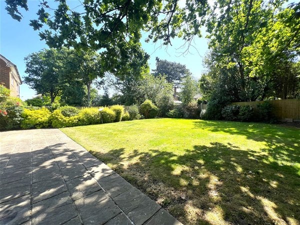 House Redwood Walk in Greater London