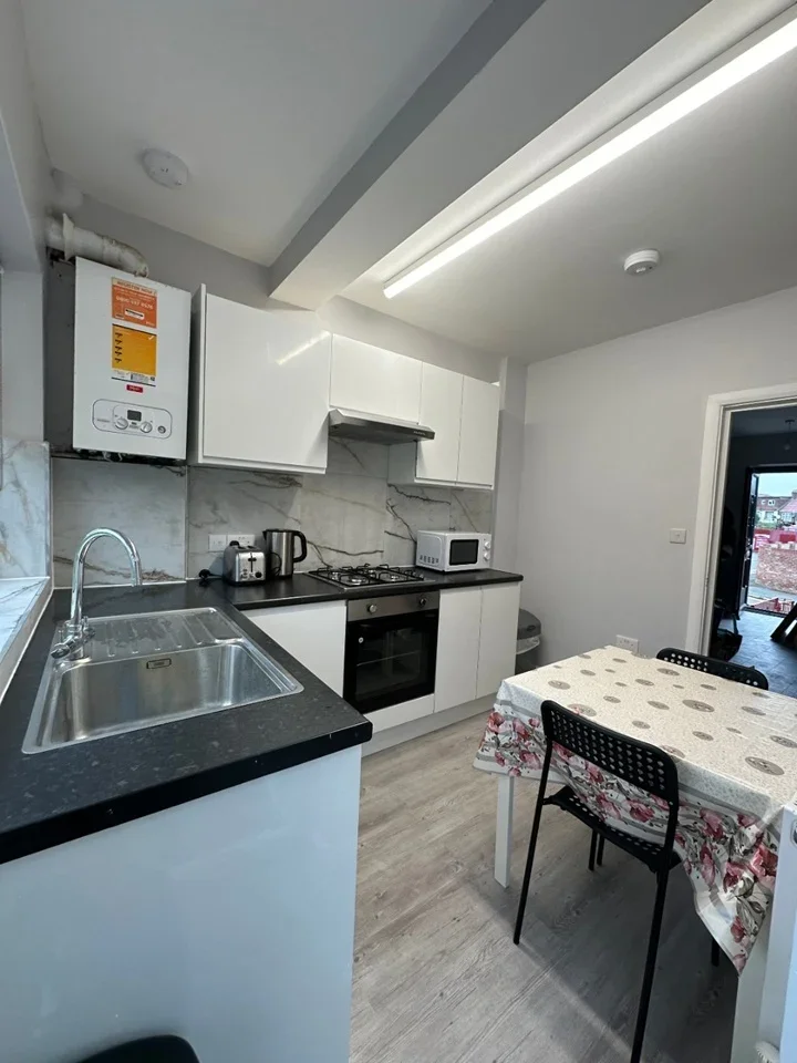Room Penshurst Road in Greater London