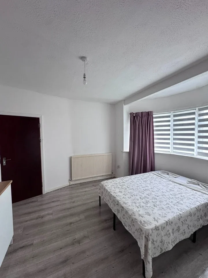 Room Penshurst Road in Greater London