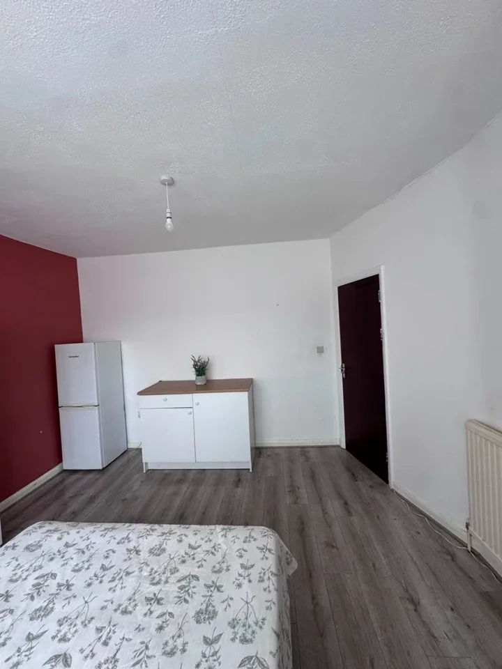 Room Penshurst Road in Greater London