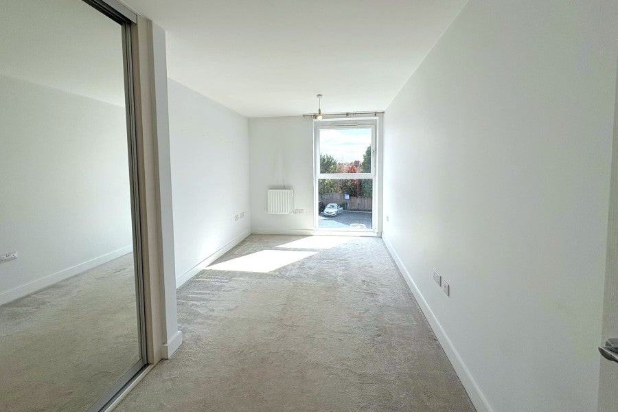 Flat Mole Road in Elmbridge
