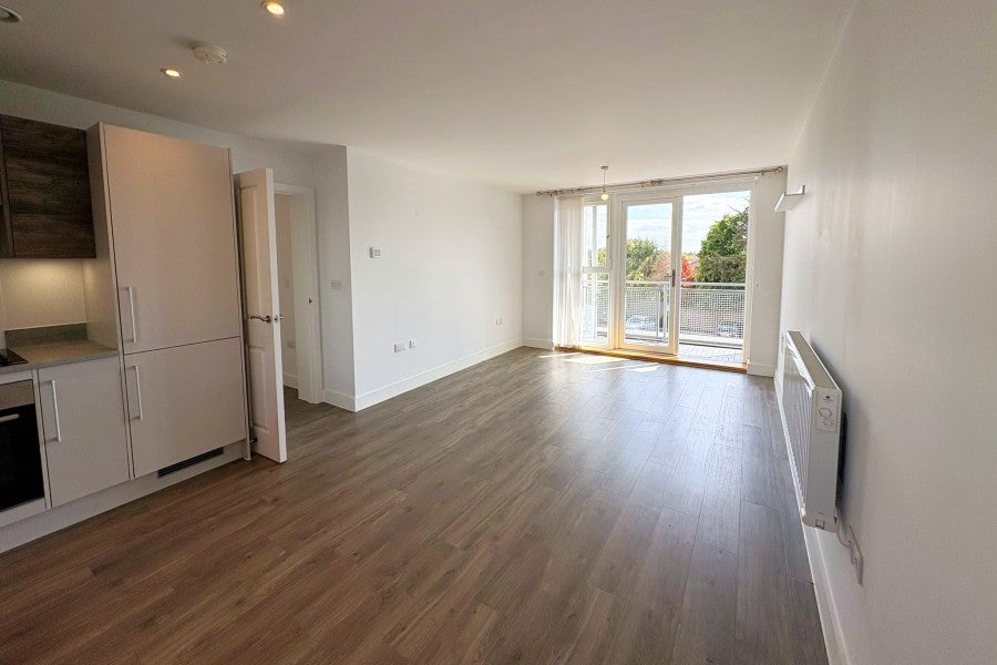 Flat Mole Road in Elmbridge