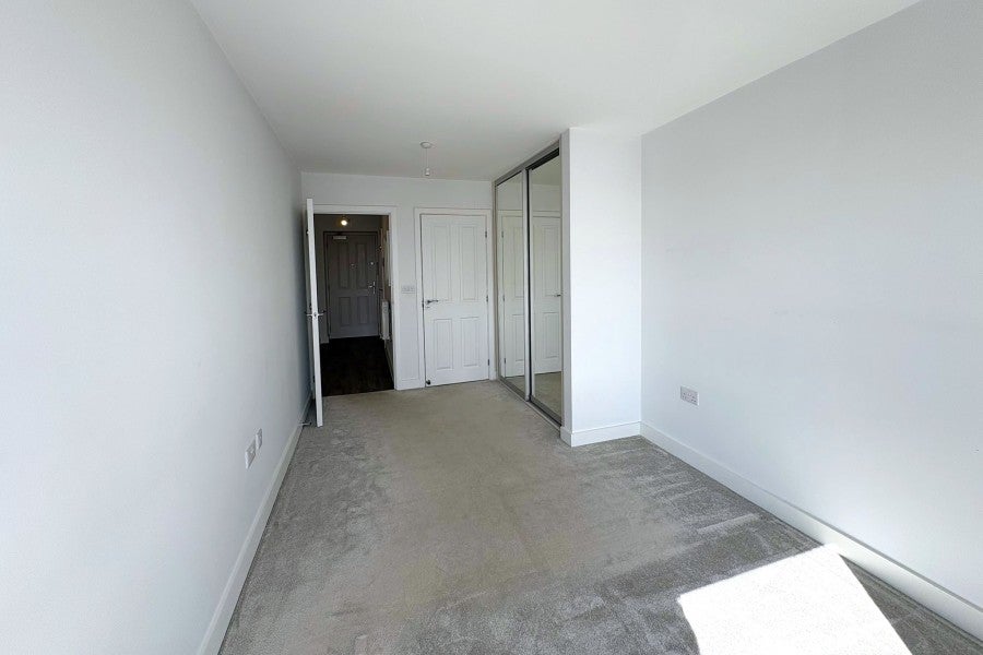Flat Mole Road in Elmbridge