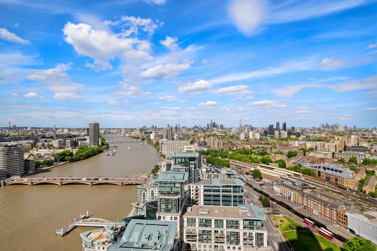 Flat Nine Elms Lane in Greater London