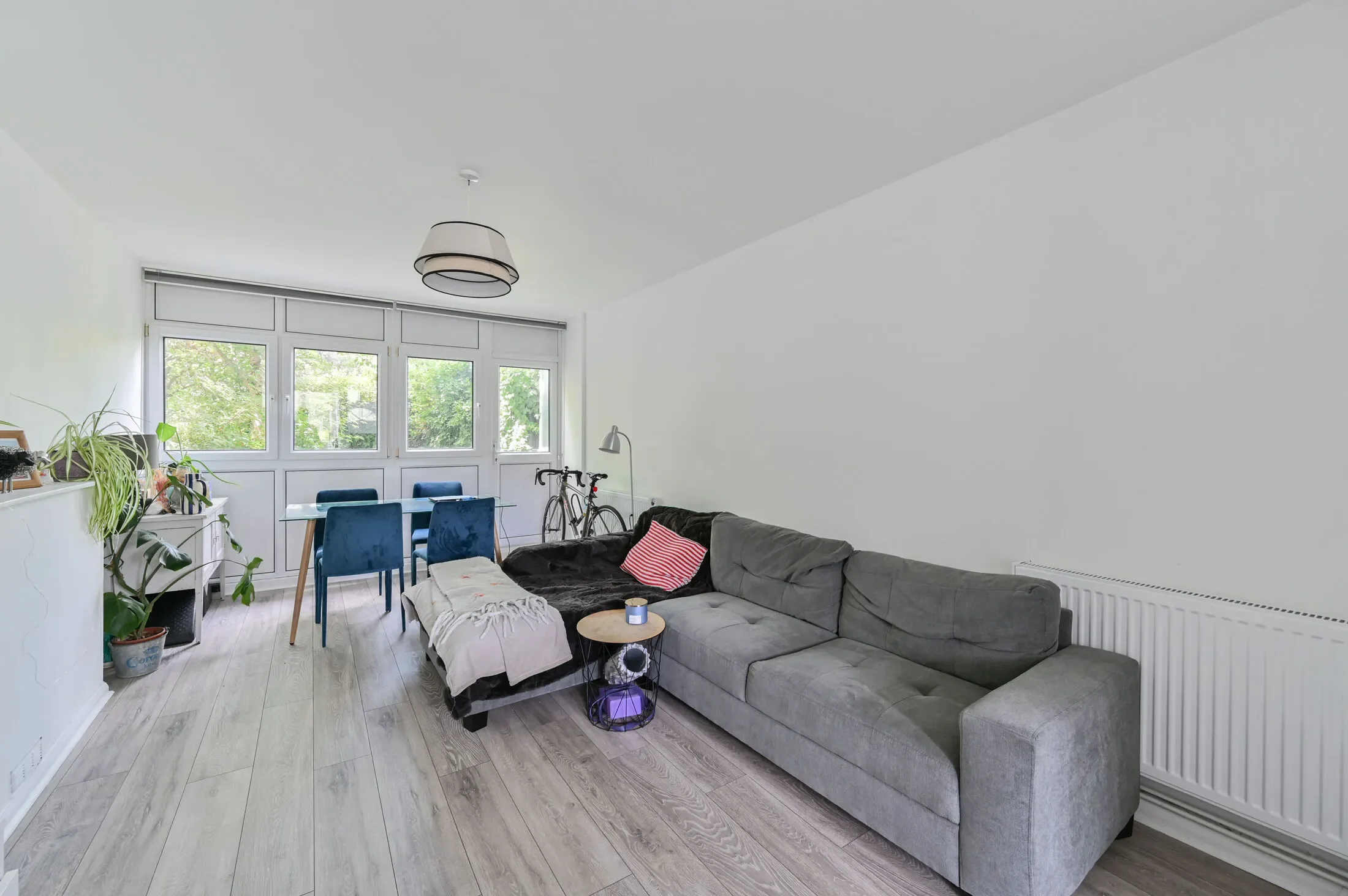 Flat Barringer Square in Greater London