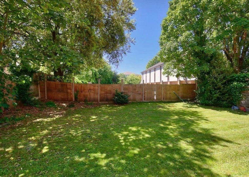 Flat Elmfield Road in Greater London