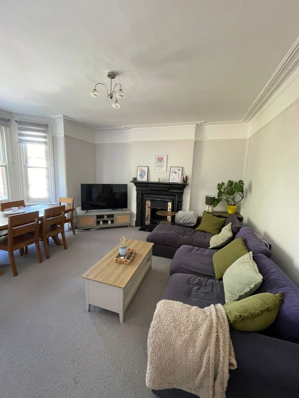 Flat Elmfield Road in Greater London