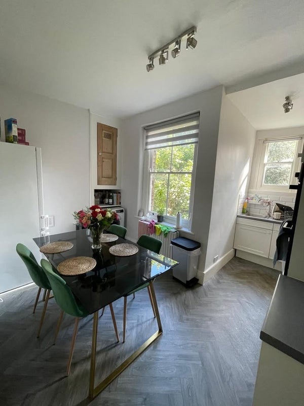 Flat Elmfield Road in Greater London