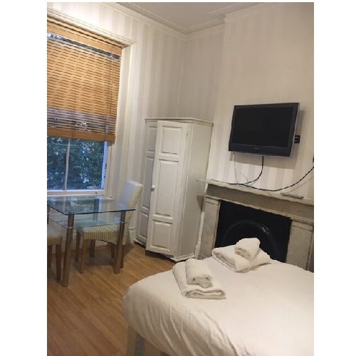 Flat Stanwick Road in Greater London